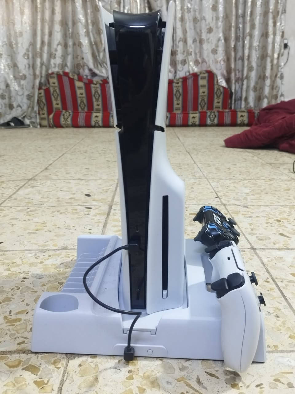 بلي 5 سلم مستعمل مدة قليلة اخو الجديد مع جوستك أصلية مال الجهاز وأخرى مال بلي 4 مع مبرد بلي
مع ثلاث أقراص كما موضح في الصور
العنوان / بغداد - الدورة 
***********
للتواصل
