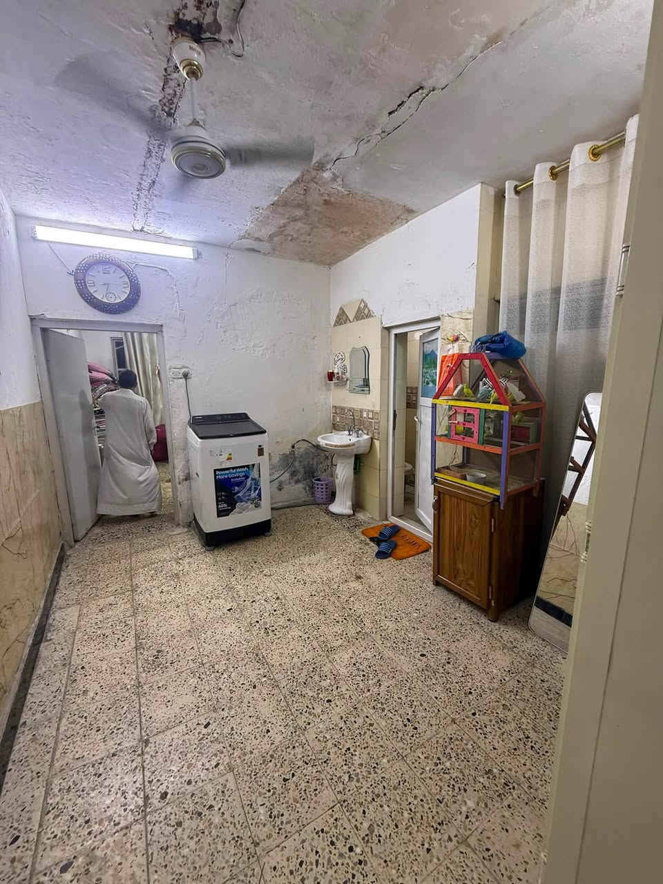 السلام عليكم بيت مساحه 100 متر طابو صرف طابق واحد مداخلين غرفه نوم واستبقال ومطبخ ابو دشير شارع النهاية شارع الضغط البيع السعر 90
***********
