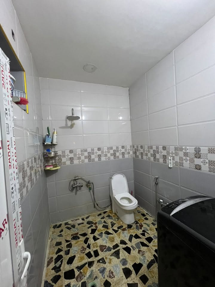 السلام عليكم
للبيع بيت زراعي في الشعب
مساحة ١٥٠ متر
١٠ الواجهة 
١٥ النزال
طابقين يحتوي على ٤ غرف نوم و٣ صحيات داخلية وخارجية 
مطبخ حار وبارد 
استقبال 
للاستفسار ***********
