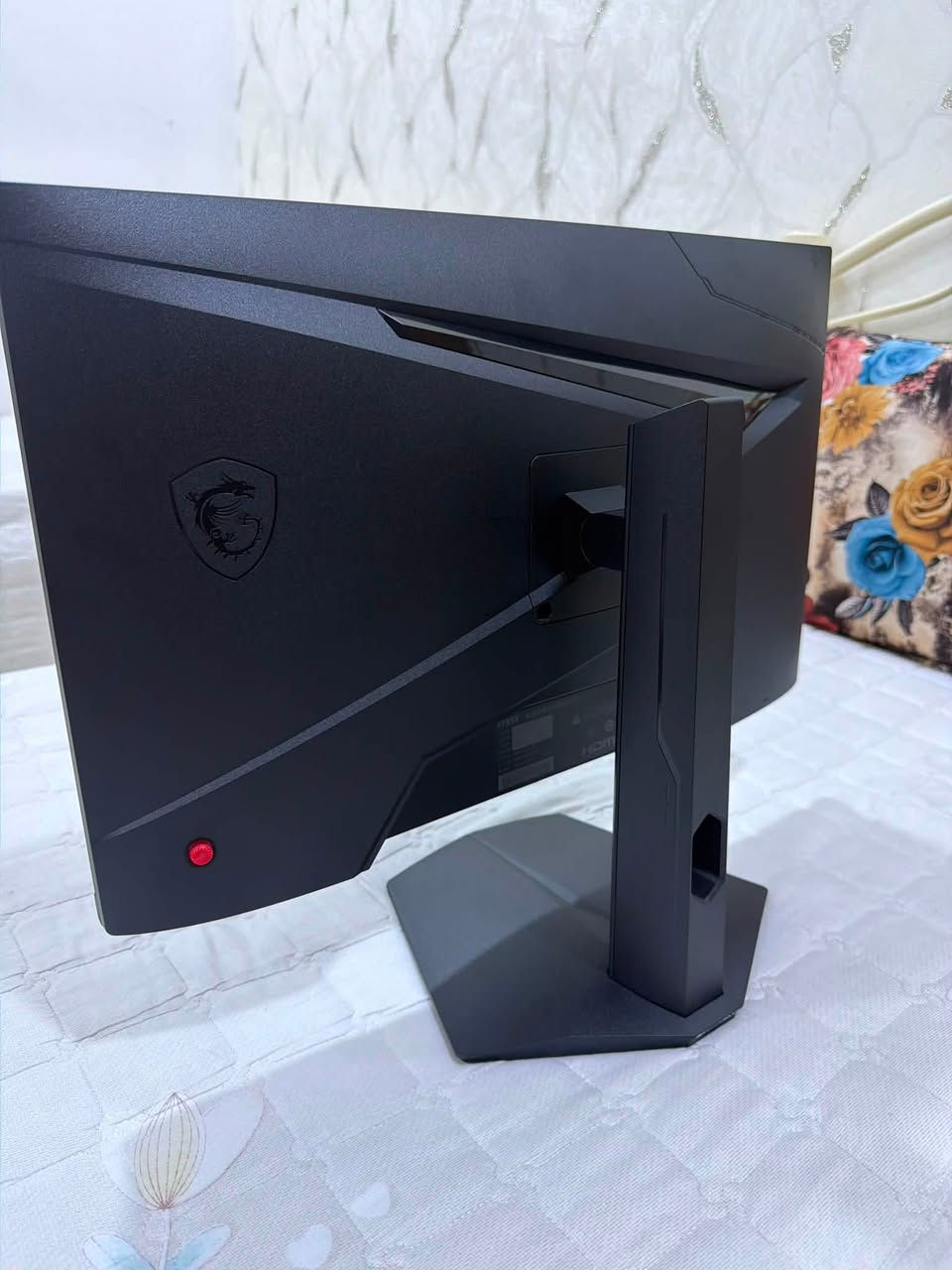 شاشه msi G244F E2 نظيفه جدا استعمالها قليل و الشاشه 2 كي 180 هيرتز يعني جداً قويه للألعاب عدا عندك الخدش البسيط بالزاويه ما مبين كما موضح بالصوره+ الكارتون مالتها ما موجود يعني شاشه فقط بدون كاروتن والسعر 200 ومكاني بالبصره للأستفسار على الرقم(***********)
