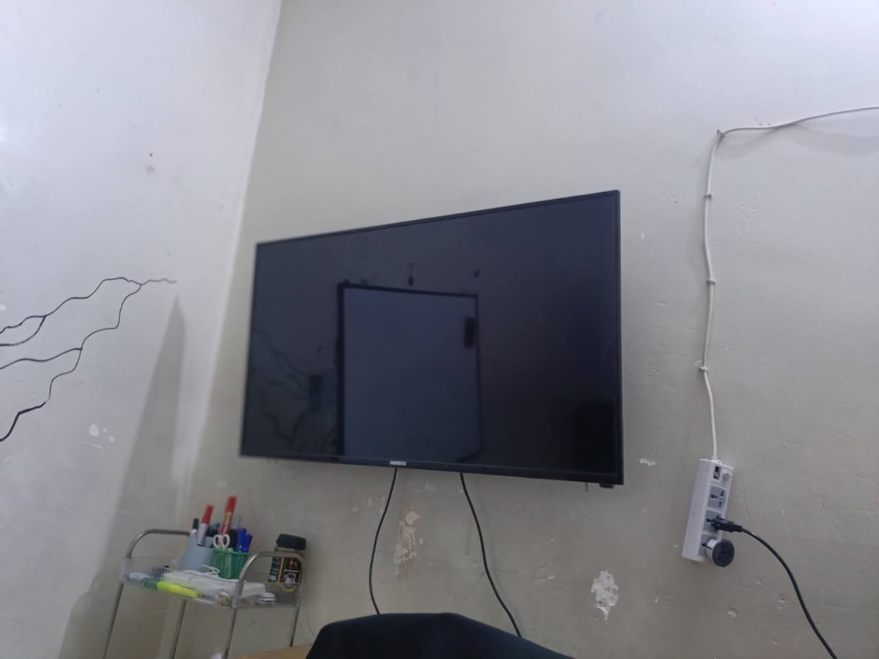 شاشه حجم 42أصليه جديده كلش للبيع فول HD سعرها 300ألف ***********
