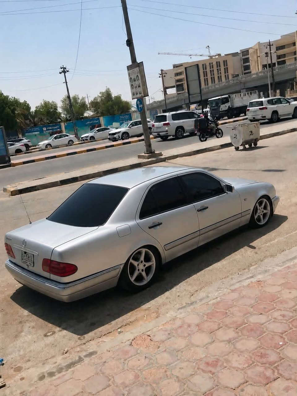 سلام عليكم 
مارسيدس ام عيون 1996
رايد مراوس ب موستنج 
***********
