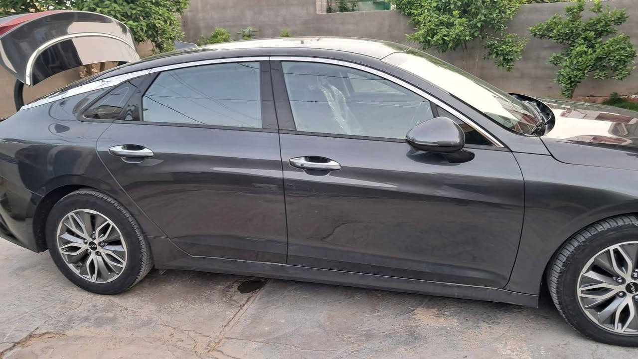 للبيع كيا كي فايف هايبرد وارد كوري فول مواصفات عدى فتحة السقف موديل ٢٣ رقم بغداد وهذا رقمي ***********
