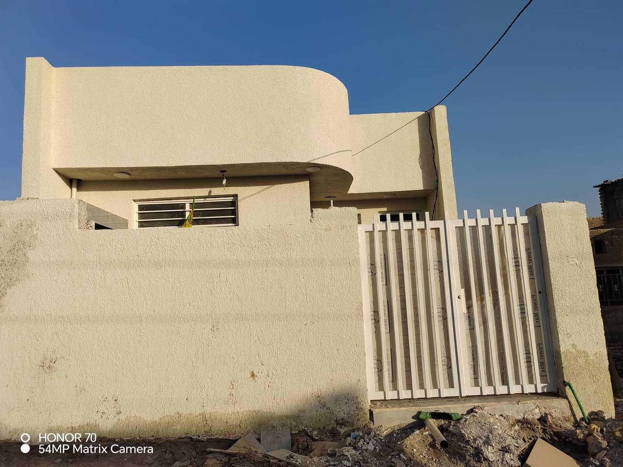 بيت للبيع او مراوس في الحكيم يم معمل الاوكسجين فرع اسواق الحاج حسن عليوي مساحه 190 فرع عرضه 10 امتار يتكون البيت من استقبال ومطبخ وهور وغرفتين وحمام وصحيات خاريجيه/ الاستفسار على رقم/***********/ او مراسله على الخاص

نص مكتوب في الصور:
- HONOR 70 54MP Matrix Camera
- HONOR 70
- 54MP Matrix Camera
- O HONOR 70