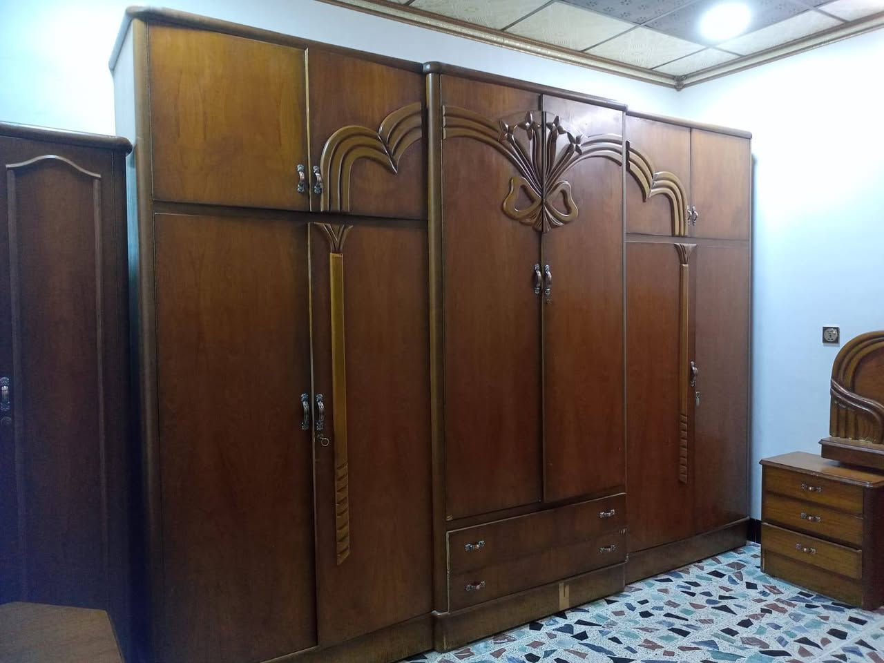 غرفة ملحق خشب ثقيل السعر 325لف ***********/***********
