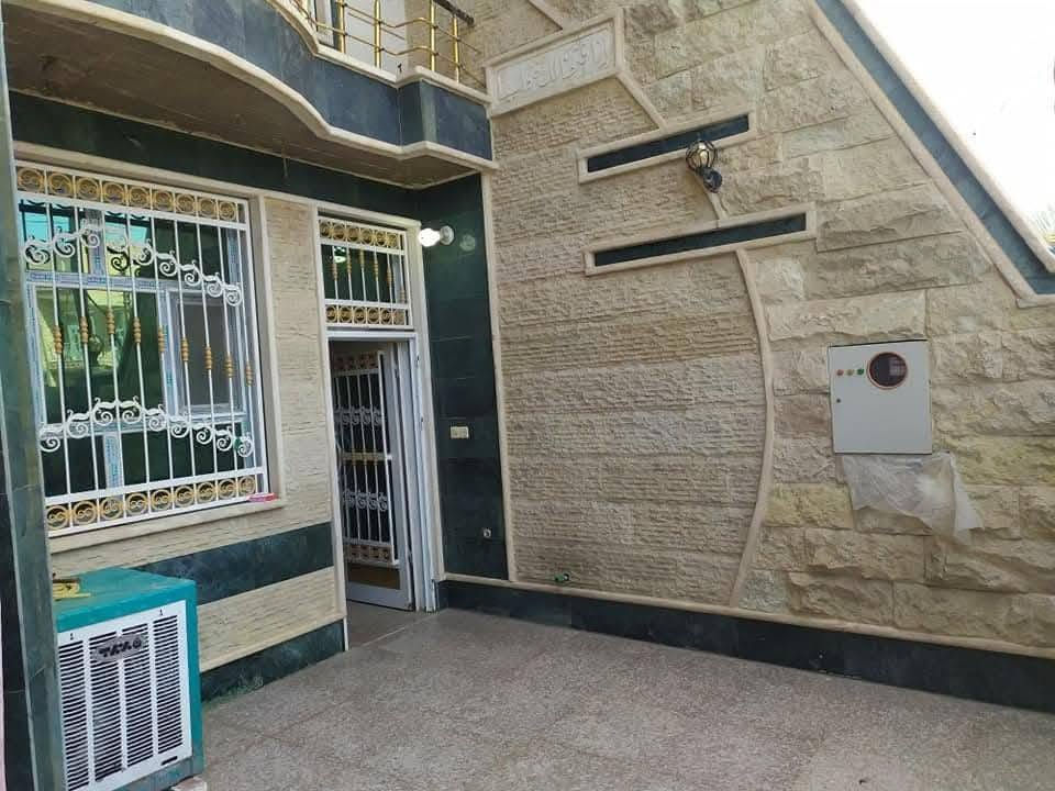 للبيع دار طابو صرف حي السلام الاولئ شارع ام البنين علئ ساحه البيت فارغ يحتوي على ٣غرف نوم كلدور عدد ٢ صاله مطبخ المساحه 200م اتصال ***********
