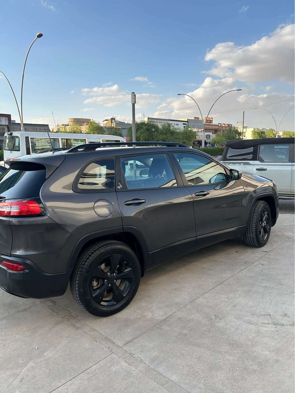Jeep cheroke 2018
جێب شیرۆكی ٢٠١٨
______
مواصەفات عادی
دەبل اكسل
تەبرید مەركەزی
نیو بەصمە
ویل ڕەش
لایت اوتۆ 
كشن اوتو
٤مۆدی لێخوڕین

دەعمی(چامڵغ و بۆنیت سبوغە و ایڕباگ سوكان و شان تەقیوە
٩٧هەزار مایڵ ڕۆشتووە
 سعری ١١٢$
***********
*********** أربيل, العراق
