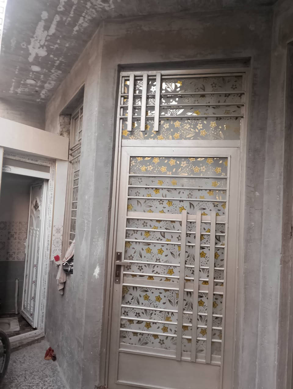 السلام عليكم الدار للبيع مساحة 105م زراعي 25 طابقين بناء درجة اولى يحتوي الطابق الأول على استقبال وصالة وغرفة نوم وخدمات عدد2 وترك والطابق الثاني محتاج بياض و ارضية العنوان الشعلة الاخير خلف محطة وقود الجيازنة للاستفسار الاتصال على الهاتف ***********
