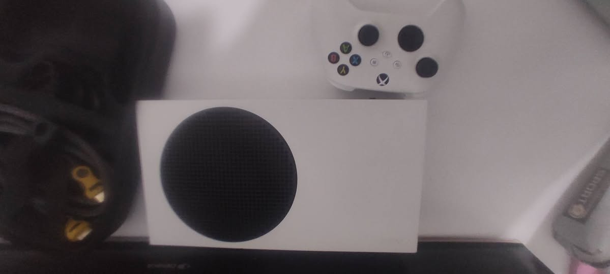السلام عليكم 

النوع: Xbox Series s
الاصدار: 2022
النظافة: متوسطة الى عالية
الكارتون: بدون 
حالة الجهاز: غير مفتوح
عدد اليدات: واحدة لون ابيض اصلية 
الاشياء إلي تجي وياه: جنطة هدية صغيرة مخصصة للجهاز كتعويض للكارتون / بطارية قابلة للشحن/ باقي الملحقات الكاملة 
توصيل: لا يوجد 
سبب البيع:  اريد ابدل جهازي واشتري Samsung S23 واعتذر عن الصور ألي مو واضحه لان موبايلي تصويرة مو زين واريد ابدله
سلبيات الجهاز:
بدون كارتون
الگير الفوگ بي درفت 
فقط 
السعر 385.000IQD 
(وان شاء الله بي مجال للشراي ومن هسه حته لا اتعبك سعر بين 330-360الف ما ابيع)
مكاني فقط بغداد او الكوت 
اذا من الكوت الضمان فقط بوجودي تفصحة تتاكد منه يشتغل وهايهيه.
 اذا انت من بغداد رجائا تره الولد إلي راح تلتقي بيه مايعرف اي شي عن الاجهزة وظيفتة مجرد يسلمك الجهاز وياخذ الفلوس وهاهية لا تتعامل وياه نهائيا لان مو اختصاصة اذا تريد تتعامل بالسعر او شي ثاني شغلك يمي وتدلل 
للتواصل واتساب فقط هذا رقمي:
***********
