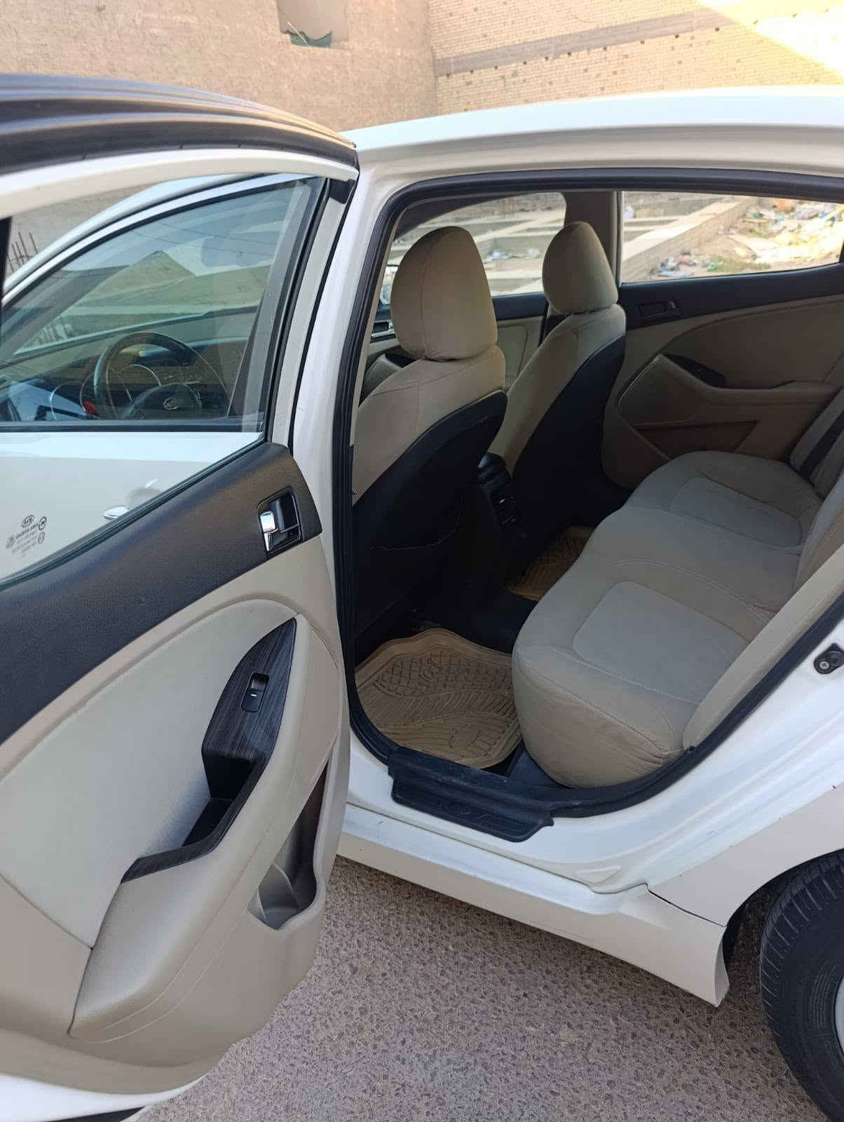 السلام عليكم كيا اوبتيما خليجي موديل 12 سياره جاهزه 
محرك 2000 دوش تبريد ثلج حداديه جديده تخم تاير جديد رقم بغداد دولي تحويل مباشر 
السعر 97 وبيها مجال شراي يتصل 
ملاحظه جاملغ وبنيد مبدلات اصليات بدون صبغ 
والباقي كفاله عامه
مكاني كربلاء حي الفارس الشراي يتصل 
***********
