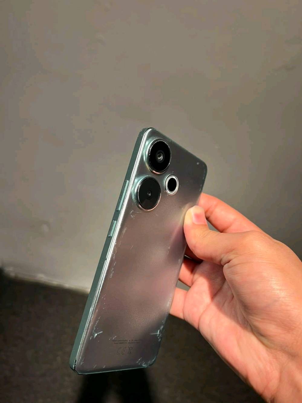 POCO F6 (512GB/12GB)

الشاشة: AMOLED 6.67 إنش، دقة 1.5K، 120Hz، سطوع 2400 nits
المعالج: Snapdragon 8s Gen 3
الذاكرة: 512GB (UFS 4.0) + 12GB RAM (LPDDR5X)
الكاميرات: خلفية 50MP OIS + واسعة 8MP / أمامية 20MP (فيديو 4K)
البطارية: 5000mAh شحن 90W
إضافات: مقاومة ماء IP64، سماعات ستيريو، بصمة تحت الشاشة، IR Blaster، وزن 179غ
يجي مع الجهاز: 2 كفر إضافي

الكفر الأصلي: خدوش وتقشر واضح
عدسة الكاميرا: خدش خفيف، ما يأثر على الأداء
الشاشة: كسر بالزاوية العلوية اليمنى، اللمس والعرض طبيعي 100%
الإطار الجانبي: خدوش وتآكل بسيط عند منفذ الشحن
الهزاز: عادي مع المنبه، لا يشتغل بالألعاب
البطارية: عادية
تگدر تذكر مكانك بالضبط وين حتى المشتري يعرف منين يستلم؟: 
بغداد مدينة الصدر قطاع 43
هل الجهاز مفتوح أو متبدّل بيه أي قطعة قبل، لو كله أصلي بدون تصليح؟: 
لا 
نعم نظيف
البطارية بالعمر شكد تقريبًا؟ وهل استخدامها اليومي يطلع وياك زين لو بيه هبوط واضح؟: 
6 ساعات تصفح
السعر شكد تريد عليه؟ وبي مجال للمساومة لو نهائي؟: 
270قفل