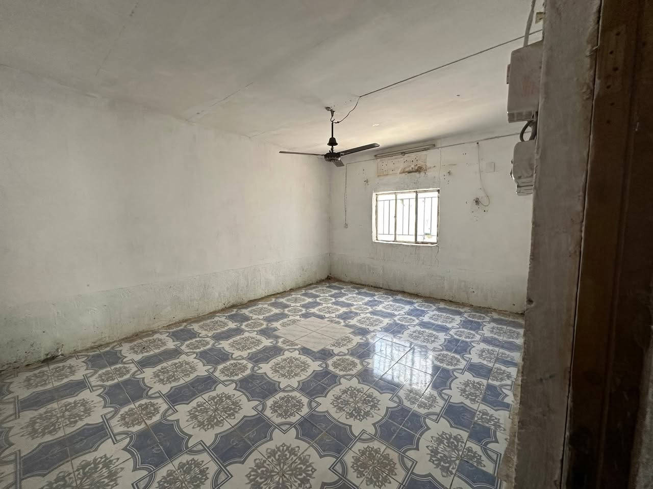دار سكن طابو صرف في ( حي الكرار )
بلقرب من بيت ( أستاذ عطا ابو شهد )

مساحة ١٥٠ م - بناء بلوك - سقف كاعدة 
(( حالة البناء متوسطة ))

ماء - كهرباء - تبليط - مجاري - ارصفة - انارة 
(( كل الخدمات متوفرة ))(( تحويل مباشر ))

(( سعر مناسب جداً ))

للاستفسار مراجعة مكتب غازي للعقار   
واسط - الزبيدية - قرب أفران المائدة  *********** 
***********
