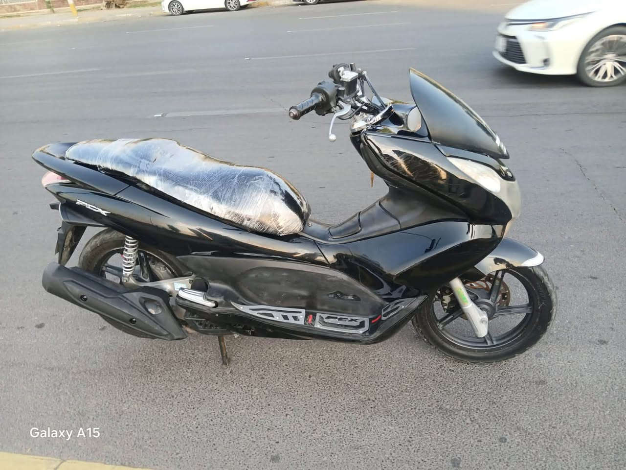 دراجه pcxجيل اول   دراجة  كلها ابلاديه شرط النضافه دراجة مال رمبه مال معرض المديل 2016 ماخذها رمبه اوراق المعرض موجوده يعني مو مال شارع السعر مليون و400الف 
حساس ازدحام كفاله عامه الدراجه على ايدي شوفت عينك ياباني الاصليJF جديده مكاني بغدادالكرخ اي استفسارالاتصال على رقم ***********

نص مكتوب في الصور:
- Galaxy A15