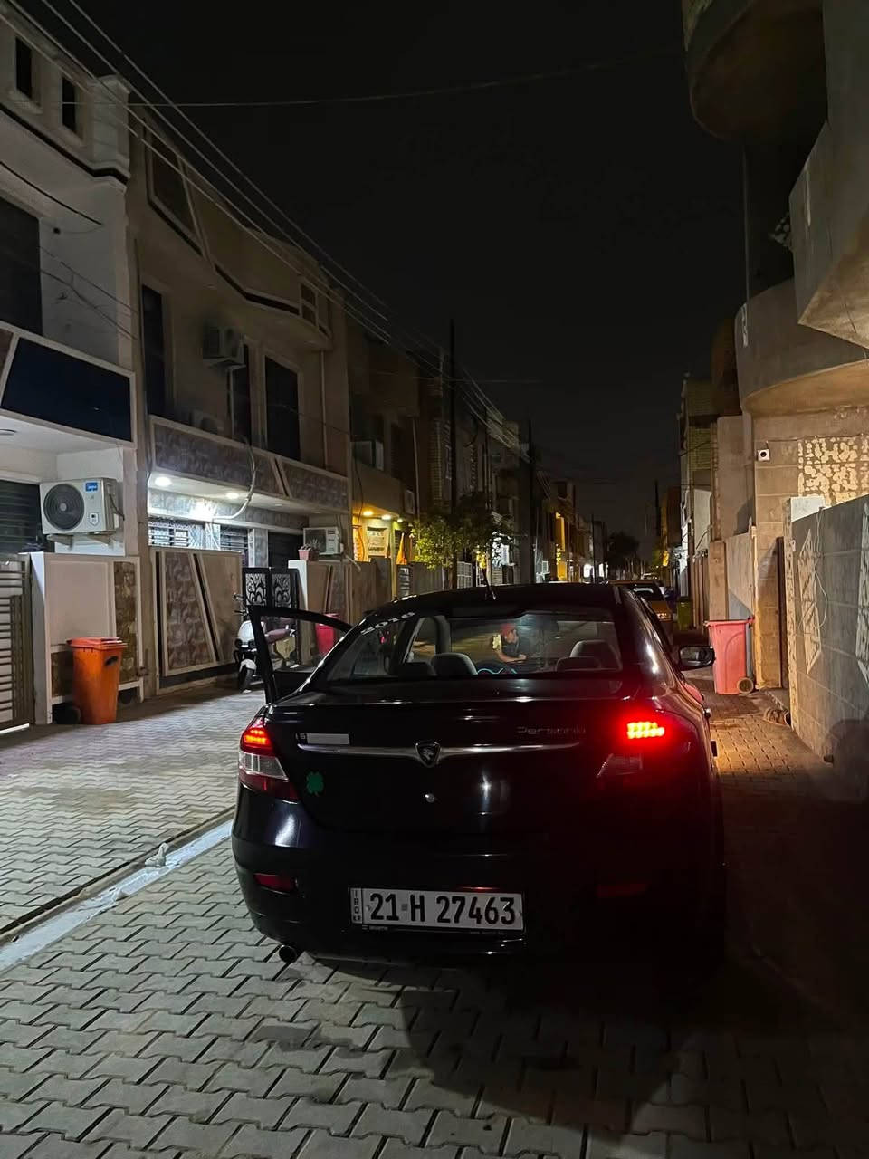 سلام عليكم بروتون برسونه ٢٠١٦  مكينه ١٦٠٠ ماشيه ١٥٥ سياره خير من الله صبغ الباب الخلفي جهت السايق و مباوك الجاملغ فقط الهلال و البنيد وكعت عليه طابوكه وعمرته سياره مكينه جديده بدلتله كازكيت داونز ماكو صدر لأمامي ٥٠% يردله ترتيبات بسيطه سياره باسمي رقمه سليمانيه  الهزه بعده ما خلصانه الشراي يتصل ويدلل *********** مكاني بغداد الدوره
