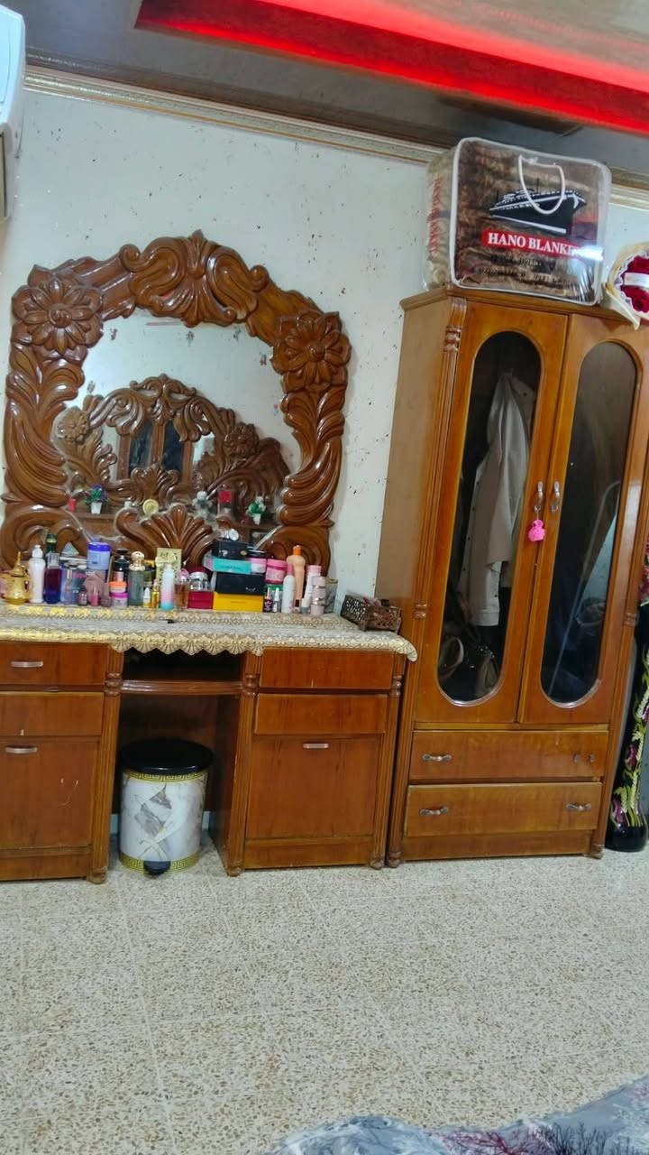 غرفه اخشاب • ثقيل • نظيفه