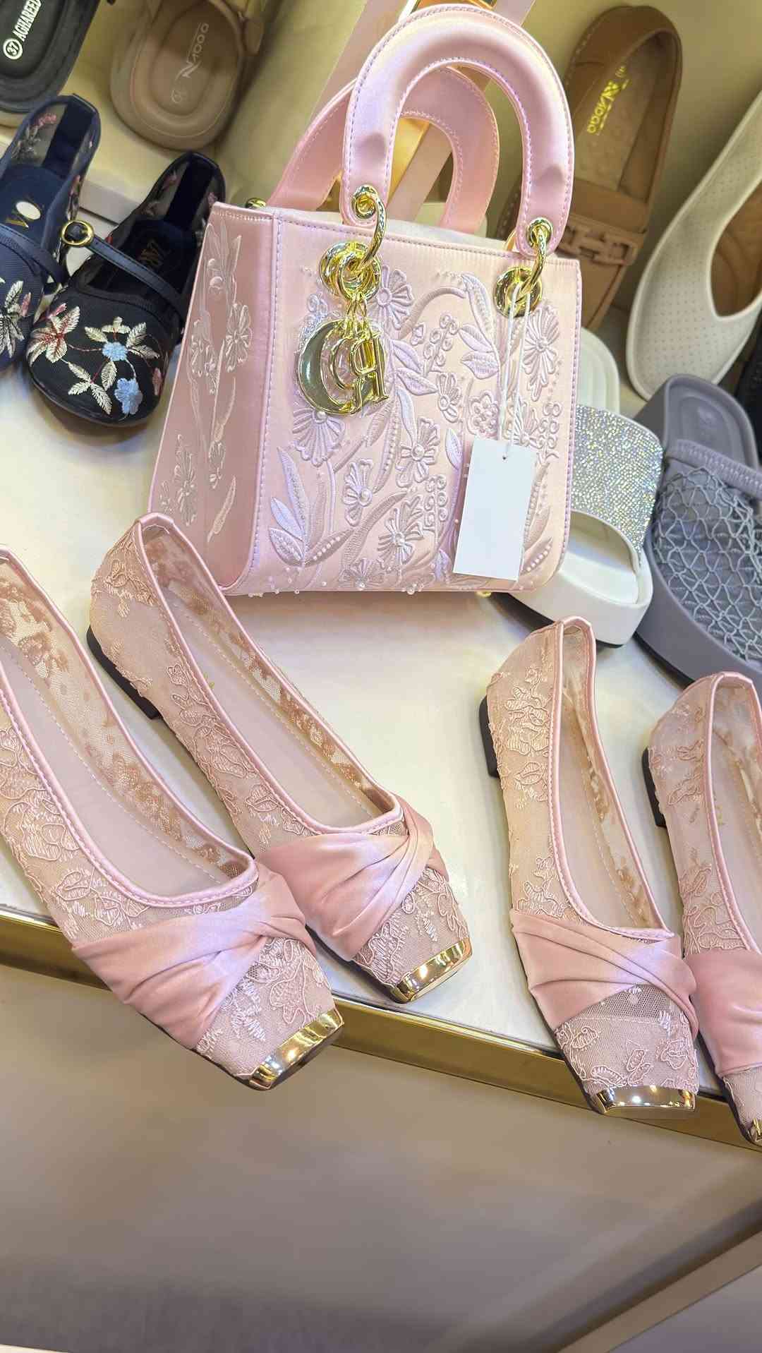 جمال 🌸🥹
سعر السيت 65 الف 👌
كوالتي ولا غلطة 👌
#كرار_لحقائب_والاحذية👜👠 
#القياسات36لل41👠 
#قاعدته_جلاتين_طبيه💯
#العنوان_البصرة_شنشل_مول_طابق_الارضي 
#للحجز_او_الاستفسار_مراسلتنا_دايركت📩
