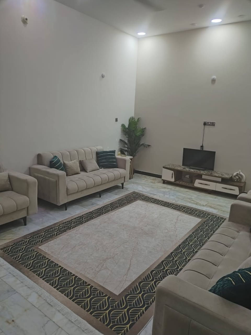 بيت للبيع بالشهداء قرب جامعة العين مساحته 110على ساحة لمعرفة باقي التفاصيل الاتصال على الرقم 
***********@
