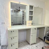 اسلام عليكم ميز  البيع   جديد ما مستخدم  يرهم  حلاقه ويرهم  مال صالون ...