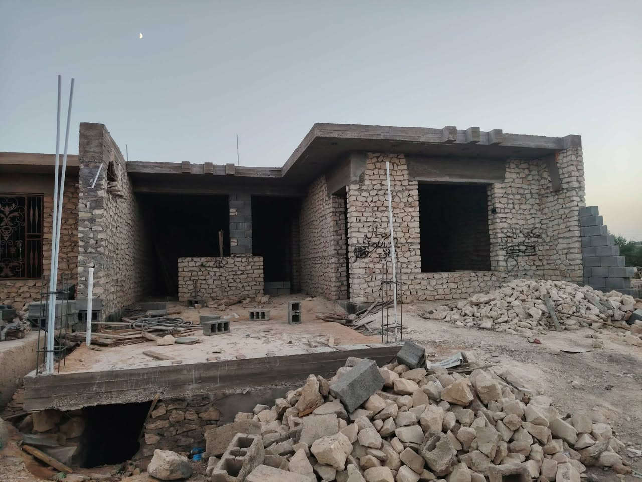 بيت للبيع 
المساحة الكلية ٢٥٠ متر
مساحة البناء ١٩٠
غرفتين نوم وصالة وهول وديوان خطار ومطبخ
‏‪***********‬‏
