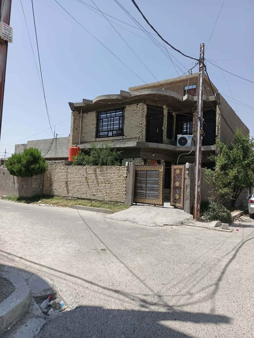بيت المحموديه حي ١٦ قرب سكلة أبو علي  لبيت ركن عله شارعين  مجاري خدمات تبليط بناء حديث ٢٠٢٣ البيت قاطين مساحه ١٥٠ متر يحتوي على إستقبال وصاله كبيره ومطبخ حار وبار وغرفة نوم ومجمع صحيات عدد ٢ ومناور ٢ ولقاط لثاني ٣ غرف نوم ومجمع صحيات وكراج سياره لبيت مطلوب اسكان ١٠ ملايين لسعر لكلي ١٤٥ مع لآسكان ***********
