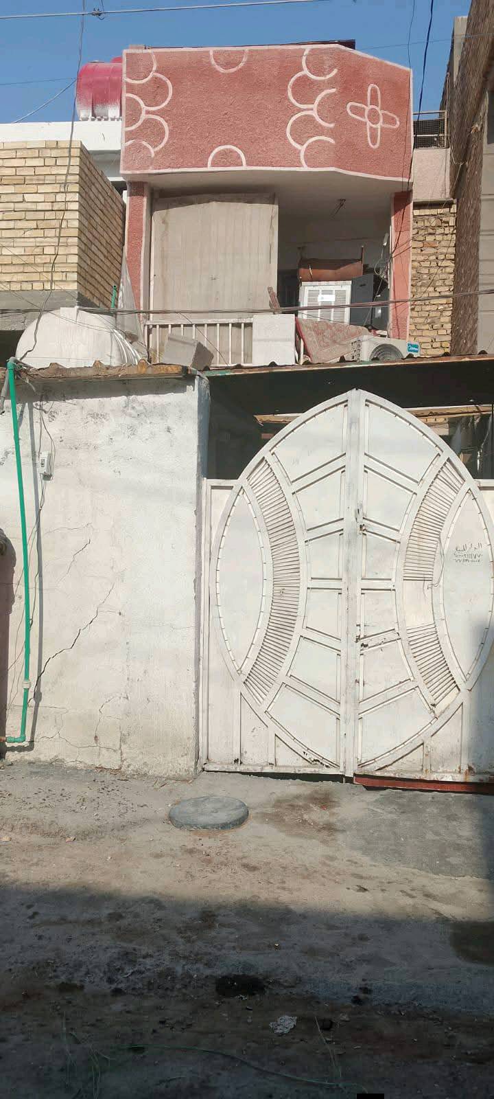بيت للبيع 
المكان السعب الجمعيات شارع حلاقه محسن
طابو صرف 
المساحه 80
السعر 105 قفل
للستفسار 
***********