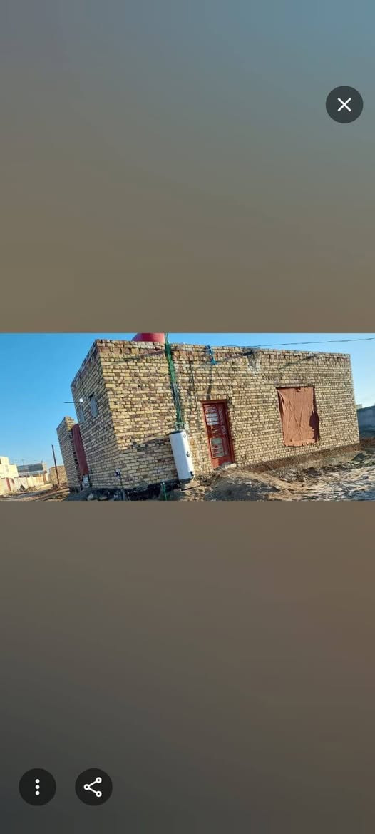 بيت نص كامل ونص الثاني هيكل المساحه 230 م ركن ع شارعين طابو زراعي سند 25لمكان دغاره  خلف ملعب السنبله يم الويرسي يبعد عن الشارع العام 100 م او اقل بي غرفه ومجمع صحيات ومنور كاملات لبخ وتئسيس ماء وكهرباء  وصبت الارضيه
 فقط الصاله والاستقبال والمطبخ عوزهن سقف. ذابلهن 30000 طابوكه موجودات ب بيت منطقه حلوه وموقع حلو للستفسار الاتصال ع رقم ***********
