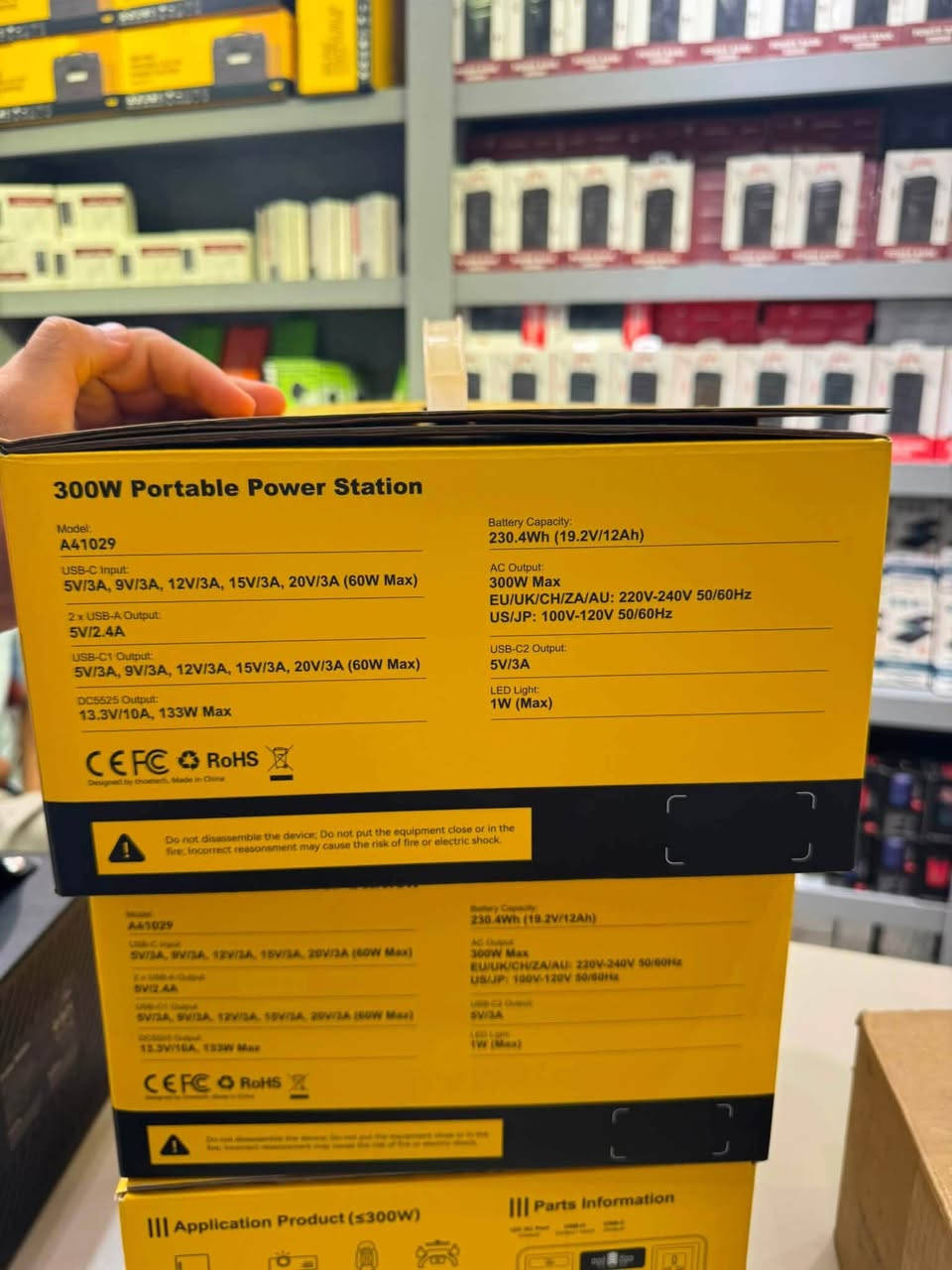 محطة طاقة محمولة بقوة 300 واط (300W Portable Power Station) ⚡️
الحل الأمثل والأنسب للرحلات، التخييم، وانقطاع الكهرباء! 🔋🏕️
✨ المواصفات والمميزات الرئيسية:
▪️ سعة البطارية: 230.4Wh (تتحمل تشغيل مختلف الأجهزة الذكية والأجهزة المنزلية الخفيفة).
▪️ القوة: 300W Max مع خاصية (Pure Sine Wave) لحماية أجهزتك الإلكترونية الحساسة من تغيرات الفولتية.
▪️ شاشة LCD ذكية: لعرض نسبة شحن البطارية واستهلاك الطاقة ورسم الدخول/الخروج.
▪️ إضاءة LED: ضوء فلاش مدمج للطوارئ والتخييم.
▪️ منافذ متعددة:
• منفذ AC كهربائي عام (Universal) يناسب جميع أنواع الفيش.
• منفذ Type-C شحن سريع بقوة 60W (دخل/خرج).
• منفذ Type-C إضافي + 2 منافذ USB-A للشحن السريع.
• منفذ DC بقوة 133W Max.
▪️ الأجهزة المدعومة: شحن اللابتوب (MacBook)، الثلاجات المحمولة، المروحية الكهربائية، الكاميرات، الدرون، الهواتف وإضاءة التخييم.

💰 السعر: 140,000 دينار عراقي فقط!
📦 
اسعار ناررر 🔥🔥
فقط جملە  
*********** واتس اب
