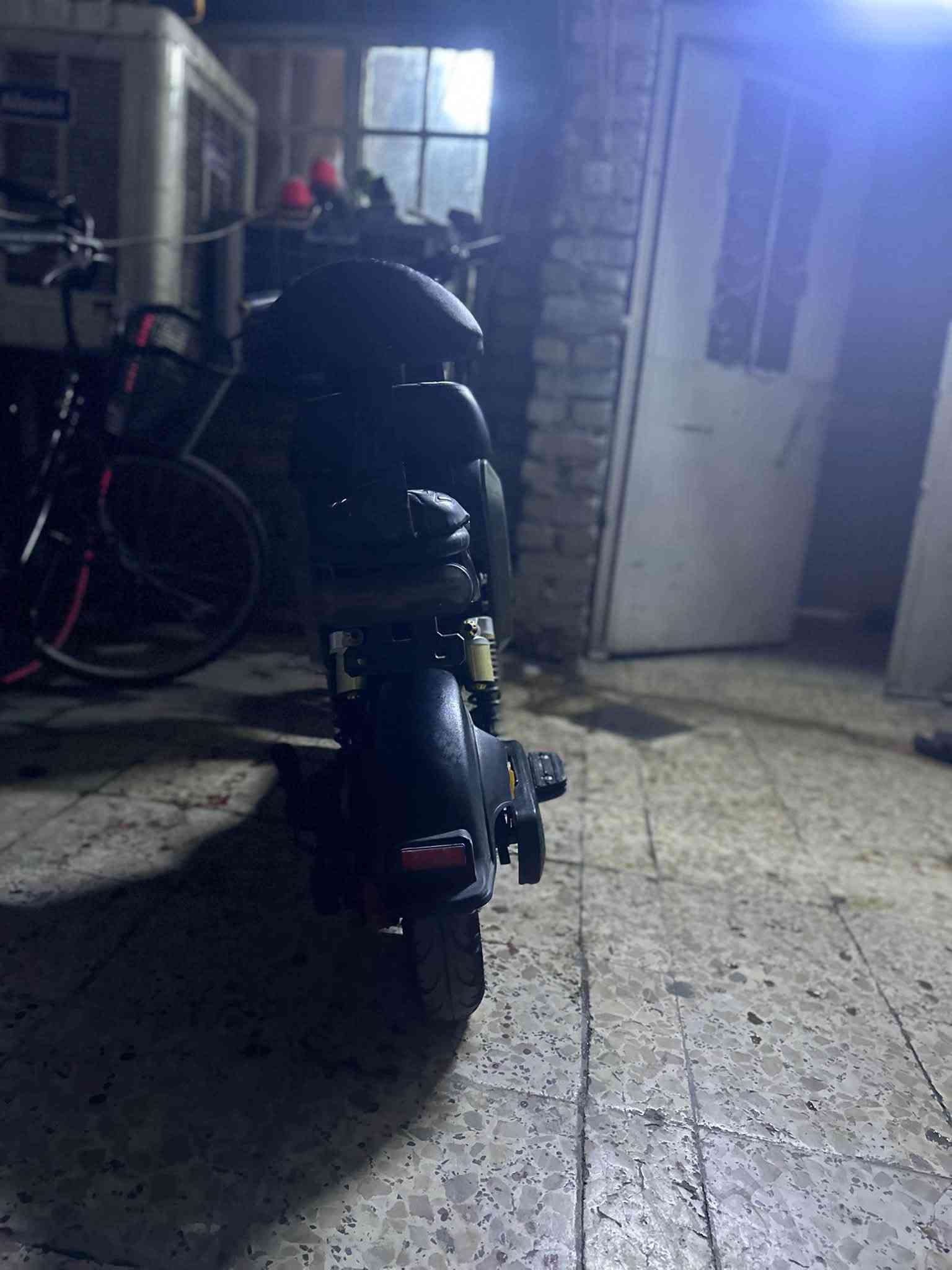 السلام عليكم دراجة R9 للبيع نضيفه كلش بطاريات جديده اصليه ما بيها اي  نقص العنوان بغداد حي القاهره السعر 425 او بيها مجال الرقم ***********
