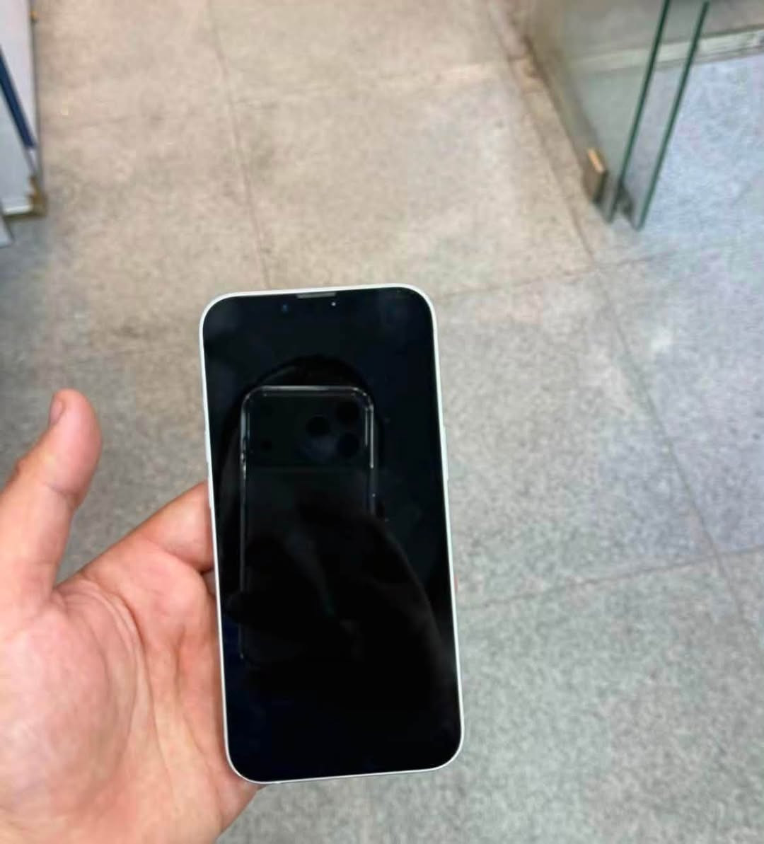 السلام عليكم جهاز 13 عادي الجهاز يخبل بطاريه 92 وتر بروف ذاكره 256 السعر 475 وبي مجال بسيط مراوس شعدك نزل ***********
