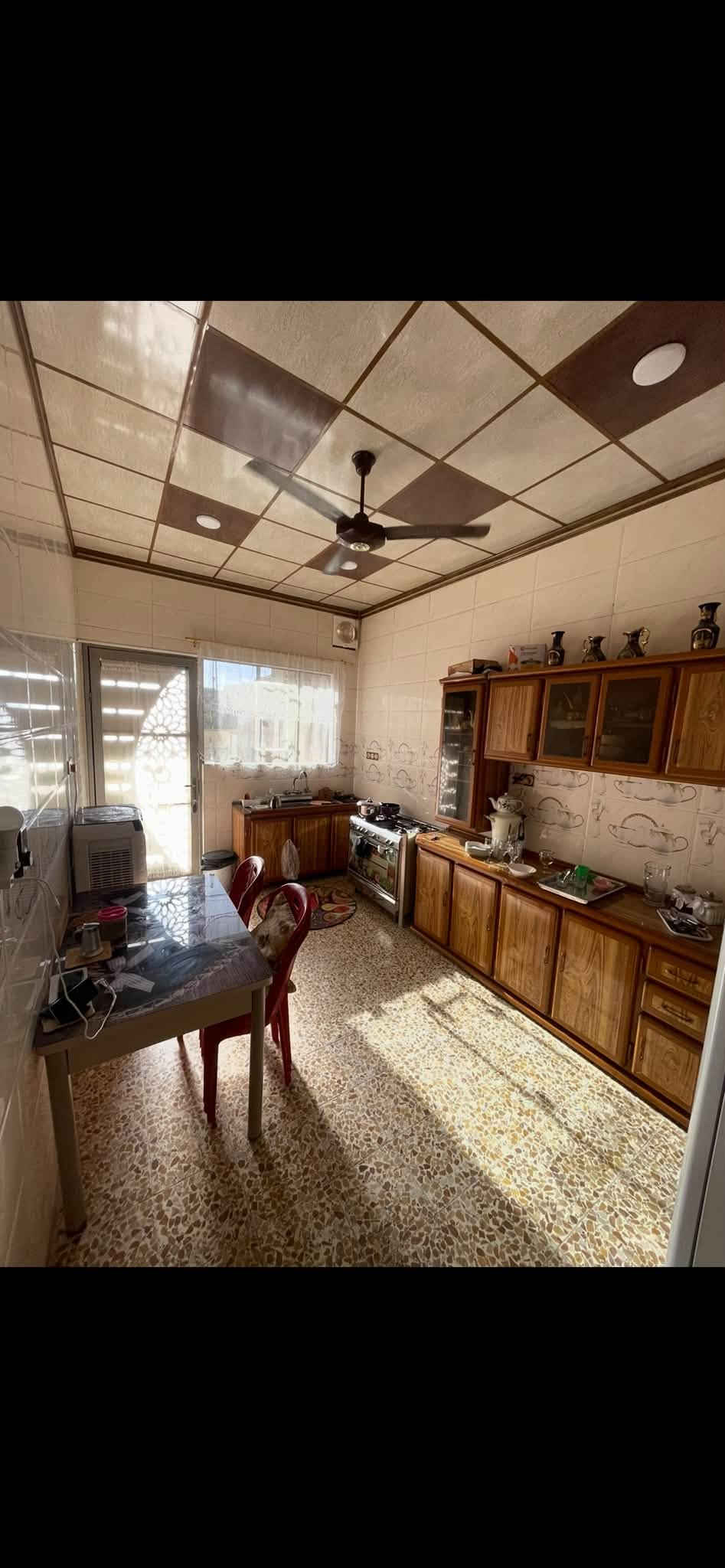 🏡 دار للبيع في الموصل – حي الميثاق 🏡
العنوان: الموصل / حي الميثاق – بالقرب من إعدادية النيل
المكتب المسؤول: مكتب التهاني للعقارات
✨ مواصفات العقار:
 المساحة: 150 متر مربع
 الواجهة: 7.50 متر
 التصميم: طابقين (خارطة حديثة واستغلال ممتاز للمساحات)
📌 تفاصيل التقسيم الداخلي:
 الطابق الأول:
 استقبال واسع
 صالة معيشة
 مطبخ
 غرفتان نوم
 صحيات
 الطابق الثاني:
 4 غرف نوم
 صالة معيشة
 صحيات
📞 للاستفسار والتواصل:
يرجى زيارة #مكتب_التهاني_للعقار أو الاتصال على الرقم:
***********
‭*********** 
‭***********

نص مكتوب في الصور:
- مكتب التهاني للعقار