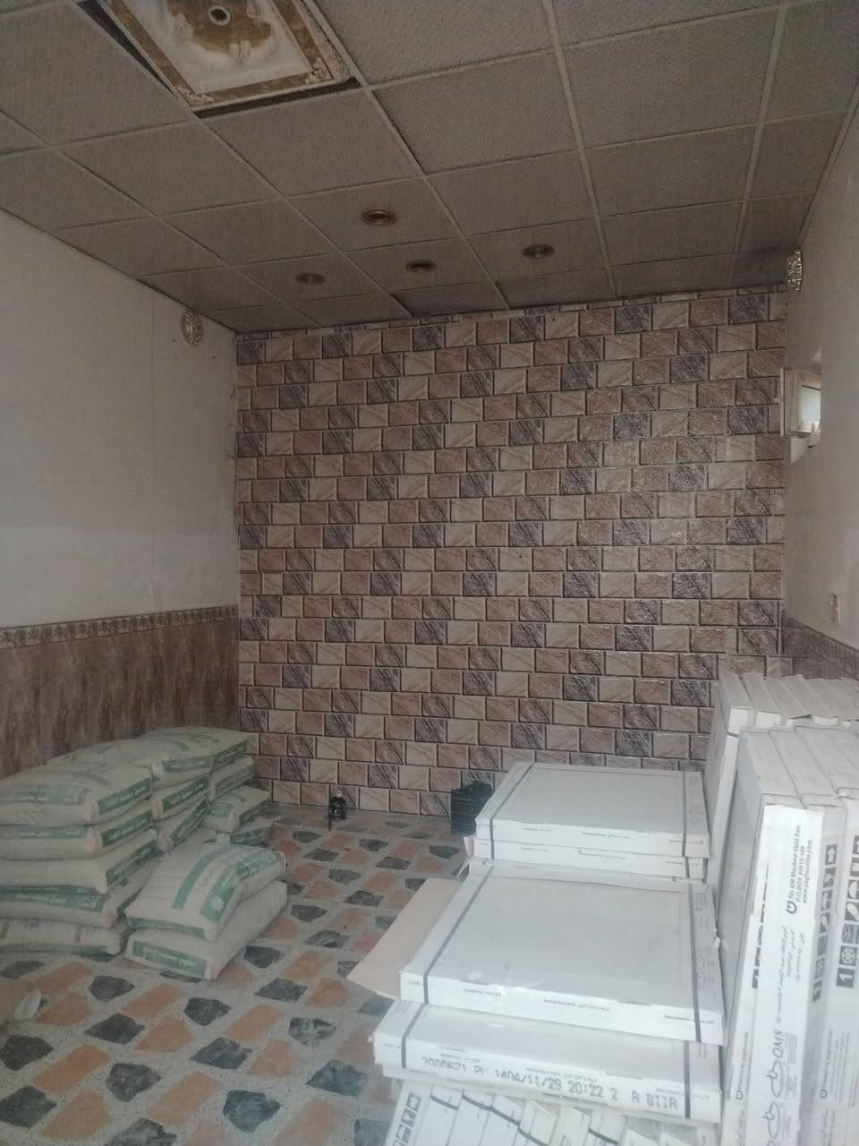 🏠بيت100متر طابقين للبيع ب الحولي خلف الملعب مباشرةً.
🟤الاساس تجعيب والسقفين شيلمان. 

⚫يحتوي الطابق الاول على غرفة وصالة ومطبخ واستقبال وصحيات والطابق الثاني على غرفتين نوم وصالة وصحيات. 

🔵ملاحظة: البيت عوزه كاشي للطابق الأول والثاني وصبغ، السعر75مع المجال. 

للأستفسار على هذا الرقم*********** واتساب. 
غير متواجد ع الفيس.
