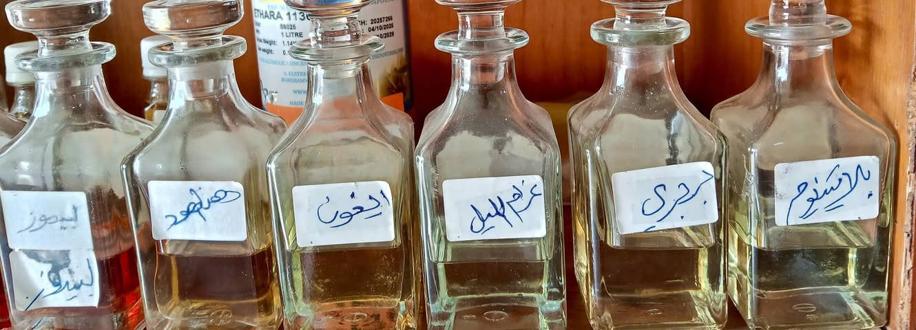 بسم الله 
عطور خلط 
معطر جسم 
للاستفسار 
*********** عدنان شلاش 
*********** قحطان آل شلاش 
مكتب الـملهم  
الزرارية الشارع العام مقابل مرطبات سدن

نص مكتوب في الصور:
- قسم العطورات الخلط الي سأل على عطر توفر ان شاءالله بلاتينيوم / كود كيل بلوش هافوك / گريد افينتوس فندي / گول واتر رحاب / جذاب انا الابيض / ليبدوز 3/غرام الليل @مكتب الملهم دهن العود/ بربري هير ايفون / دنهل احمر لاكوست/ غبار الذهب مكياج / انفيکتوس ون مان شو / چادور خليجي