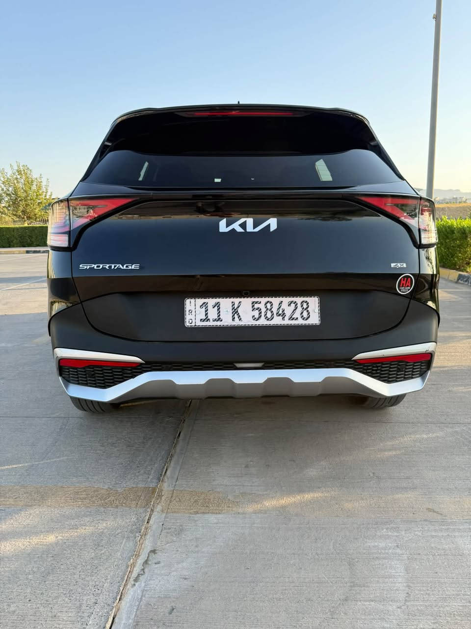 كيا سبورتج LX 2024
وارد امريكي ضرر فقط جاملغ بدون ايرباك

محرك 2500 تنفس طبيعي

دفع رباعي

ناقل حركة اوتماتيك 8 سرعات 

يحتوي على drive mode select

اوضاع القيادة (sport_smart_normal_snow)

   رادار امامي 

LED Headlights

LED Daytime Running Lights — DRL

 LED Tail Lights

 High Beam Assist

 مرايا خارجية كهربائية

    Color Touchscreen

 Wireless Apple CarPlay

 Wireless Android Auto

 عدادات رقمية 12.2 إنش LCD

 داخل العدادات توجد شاشة TFT بحجم 4.2 إنش

 قطعتين تبريد

    Cruise Control

 Electronic Parking Brake

شحن تايب سي ويو اس بي

 Remote Keyless Entry

المقاعد الامامية تدفئة

 قماش Cloth

 كرسي السائق يدوي 6 اتجاهات

 ارتفاع كرسي السائق قابل للتعديل

 كرسي الراكب الأمامي يدوي 4 اتجاهات

 المقاعد الخلفية 60/40

 المقاعد الخلفية قابلة للطي والانحناء.

    Forward Collision-Avoidance Assist

    نظام تجنب الاصطدام الأمامي

    يتعرف على السيارات والمشاة وراكبي الدراجات.

Lane Keeping Assist

    المحافظة على المسار.

Lane Following Assist

    متابعة المسار والمساعدة بالتوجيه.

Lane Departure Warning

   تحذير مغادرة المسار.

Driver Attention Warning

   تنبيه انتباه السائق.

Rear Occupant Alert

    تنبيه وجود شخص/شيء بالمقاعد الخلفية.

Rear Parking Distance Warning

    حساسات خلفية.

Rear View Monitor

    كاميرا خلفية مع خطوط توجيه.

ABS

 Traction Control

 Stability Control

 Hill-Start Assist

 Hill Descent Control

 فرامل قرصية على العجلات الأربع

 فرامل كهربائية Electronic Parking Brake.

السيارة مكانهة سليمانية 

السعر195 

***********
