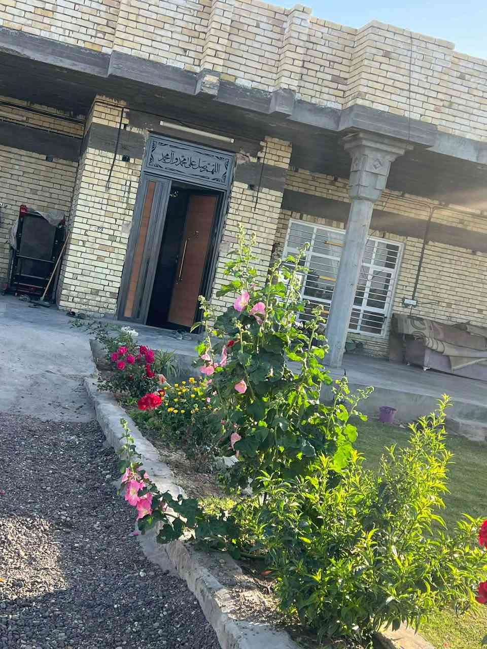 السلام عليكم اخوان قطعة ارض مساحة 1150 متر طابو زراعي سند 25 مشيد داخلها بيت حديث سنة البناء 2025 مساحة البناء 350 متر تقريبا يتكون من 3 غرف نوم وهول وحولي ومطبخ حار وبارد واستقبال وحديقة خارجية/ العنوان التاجي الحماميات قرب قاعة الحديد امام الملعب التساعي/ اي استفسار على رقم الاسيا  ‭***********‬ يوجد واتساب
