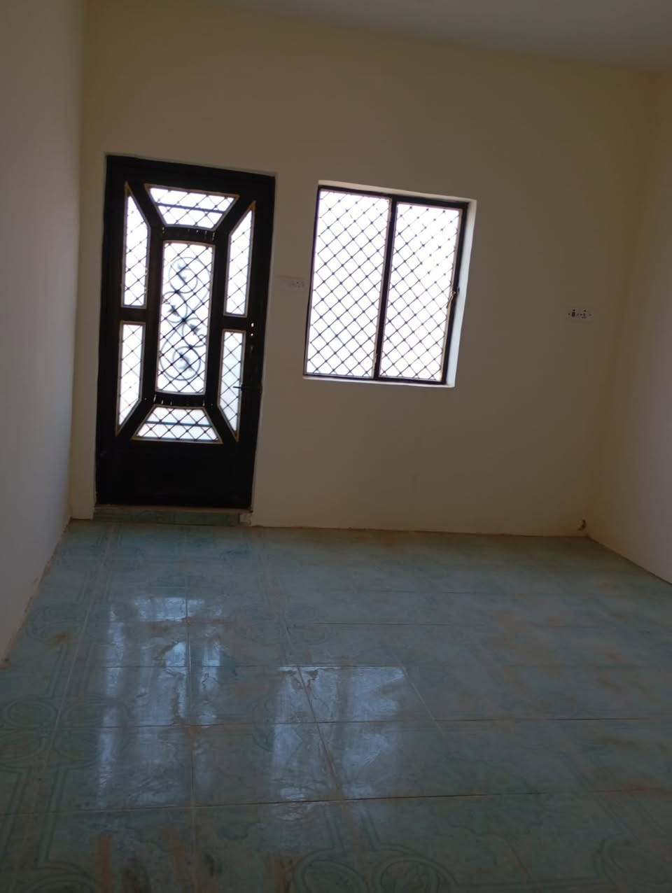 💡  فرصة استثمارية وسكنية ممتازة
(تستطيع سكن نصف وتأجير النصف الآخر فوراً ليعود عليك بوارد شهري ممتاز).
🏠 دار للبيع في الكوت - منطقة داموك (الطشاش) قرب مديرية المرور 🏠
الموقع والميزات العامة:
السند: طابو ملك صرف (باسم المالك وسكني - جاهز للتحويل الفوري)
المساحة الكلية: 200 متر مربع.
الموقع: تسلسل البيت العاشر عن الشارع العام (موقع هادئ وسهل الوصول).الشارع مقابل دائرة  المرور .
عرض الشارع: شارع عريض ومميز جداً بعرض 10 أمتار.
هيكل البناء: بناء عائلي متين وثقيل من الدرجة الأولى، البيت مرتفع ومحصن عن الشارع بسلم من 3 إلى 4 بايات، والنصفان مبنيان بحائط مشترك قوي ممتد على طابقين. البيت مصبوغ بالكامل بلون أوف وايت نظيف وجاهز للسكن.
تصميم الدار (نظام مشتملين منفصلين تماماً بسياج عازل وباب خارجي مستقل بعرض 1 متر لكل منهما):
النصف الأول (طابقين):
الطابق الأرضي: طرمة أمامية واسعة ومعزولة (5م × 5م)، صالة (4م × 5م)، حمام وتواليت مشترك (2م × 3م) مخدوم بممر، هول داخلي يحتوي على السلم وباب المنور الجانبي، مطبخ (4م × 5م) بتهوية ممتازة مع منور خلفي خاص.
الطابق الثاني: غرفتين نوم واسعتين (إحداهما مبنية فوق صالة النصف الثاني)، هول داخلي كبير، وباب يفتح على السطح الأول.
السطوح: مطبقة بالكامل بالشتايكر ومرتبة مع سلم للطابق الثاني.
النصف الثاني (طابق واحد معزول):
طرمة أمامية مستقلة ومرتبة (5م × 5م) وباب خارجي خاص، صالة (4م × 5م)، ممر يحتوي على حمام وتواليت مشترك (2م × 3م)، مطبخ (3م × 3م)، غرفة نوم (4م × 5م) مع باب على منور جانبي مخصص للتهوية.

📞 للاستفسار ومعاينة العقار تفضلوا بالمراسلة على الخاص (خاص الصفحة) أو الاتصال على الرقم: [***********].
