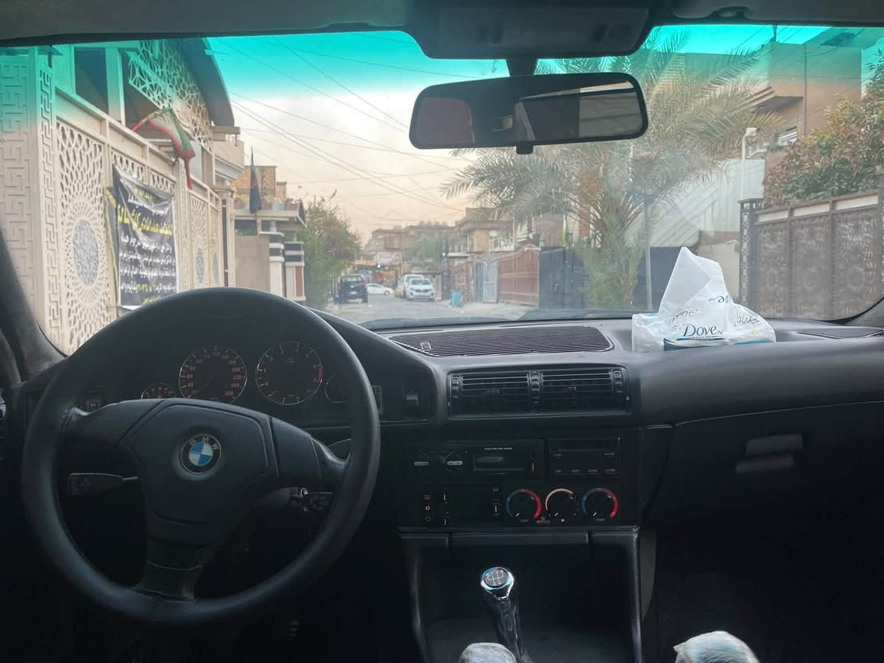 السلام عليكم 
للبيع بي ام 525 اصل 520
موديل 1992
سياره كير عادي وشلعتهه تخبل 
سياره سلايت
صدر امامي خلفي 
تخم ويل خليه 
رقم مميز 
سياره كامله 
عنواني بغداد
للاتصال 
***********

