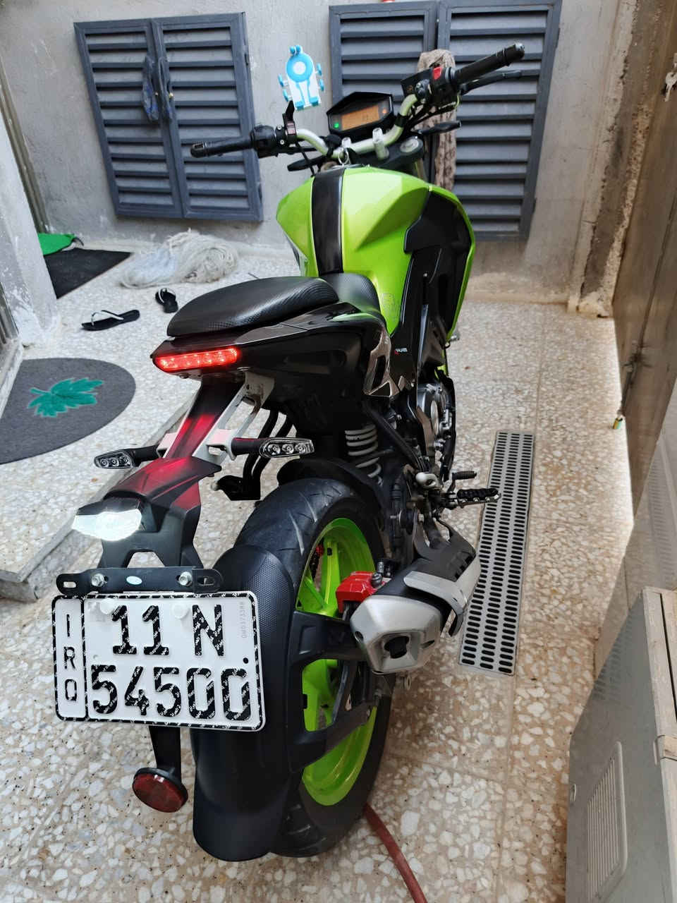 بنلي 180s 
مديل2021 ماشية 50 الف حقيقي
رقم بغداد انكليزي مميز ثنين لوحات وسنوية بأسمي
شرط التحويل ثاني يوم
دراجة كفالة عامة من حادث وشاصي ومكينة 
تايرتها جدد امامي وخلفي 
كهربائيات كلها شغالة مناقصها شي
الهزة مالتها جديدة يعني تكلف بس امور تحويل ٥٠ الف
دبلاتها نضيفات طسة كلش ناعمة 
دراجة بانزين محسن ودهن ليكي مولي داخل مكينة جديد بعدة نضيفة شلعة بطناش ومعدلها ١٤٠ وبعد بيها
مناقصها اي شي دراجة
سعرها 3 ملاين وبيها مجال للشراي يشلع عيوني 
مكاني بغداد الغزالية شارع الضغط
***********
