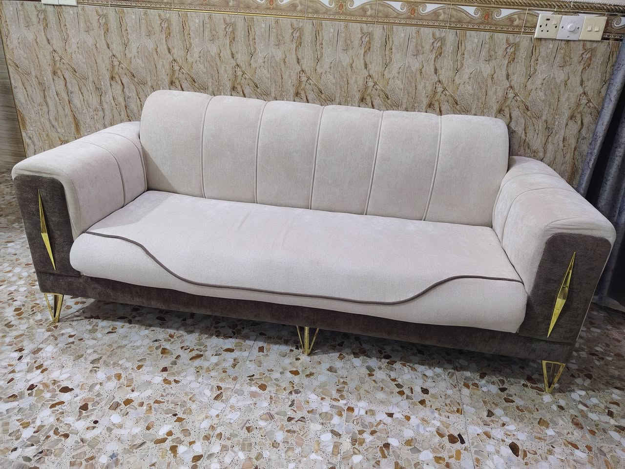 تخم ٨ مقاعد مصار هواي من ماخذه السعر ٤٠٠ وبي مجال الرقم ***********
