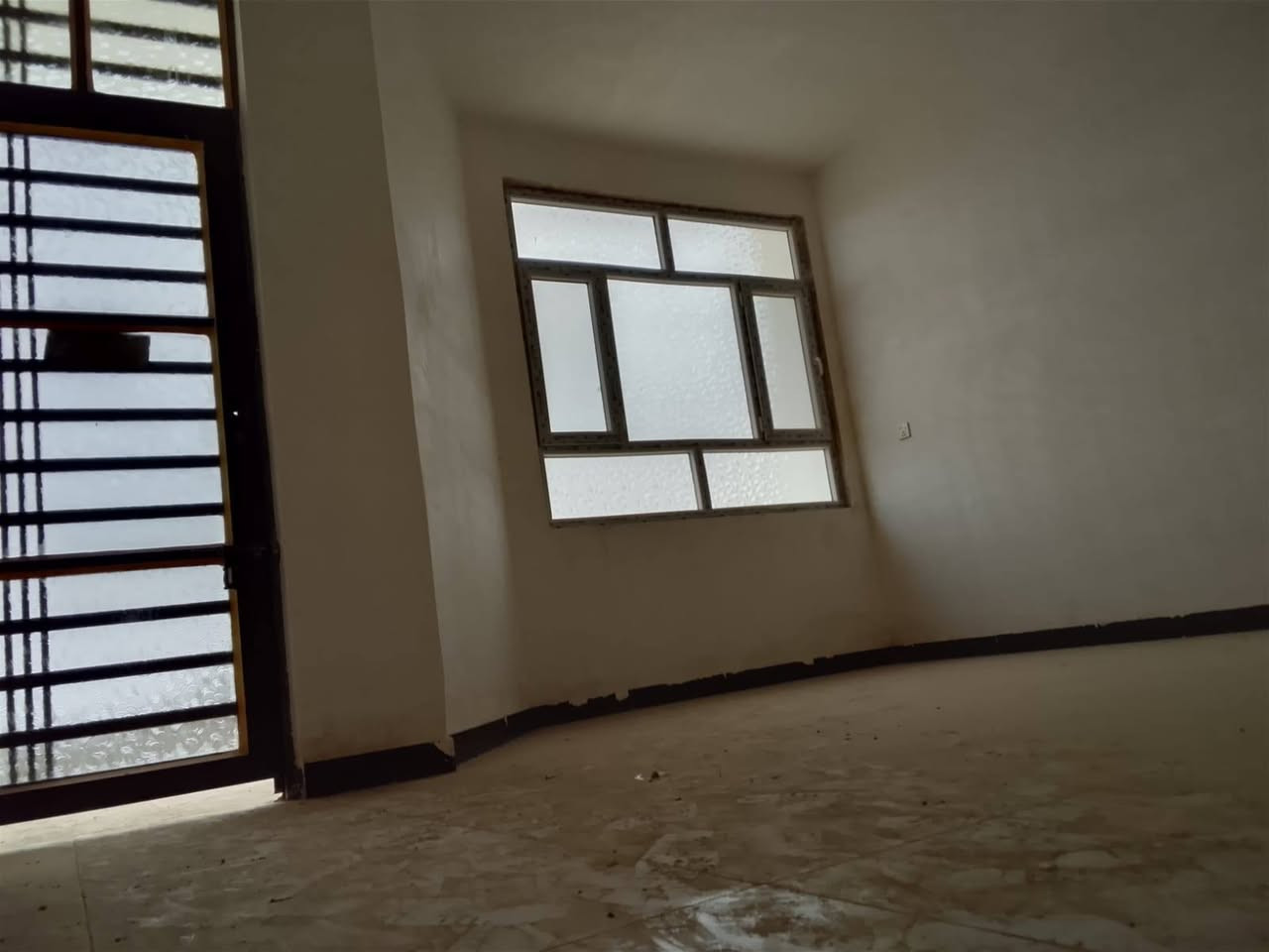السلام عليكم مشتملات ثنين طابقين تسليم مفاتيح غرفتين وحده فوك وحده جوه +هوا+مطبخ+ستقبال صحيات داخليه اوخارجيه مكان الاكرمين قرب المدارس ‏‪***********‬‏ بي واتساب
