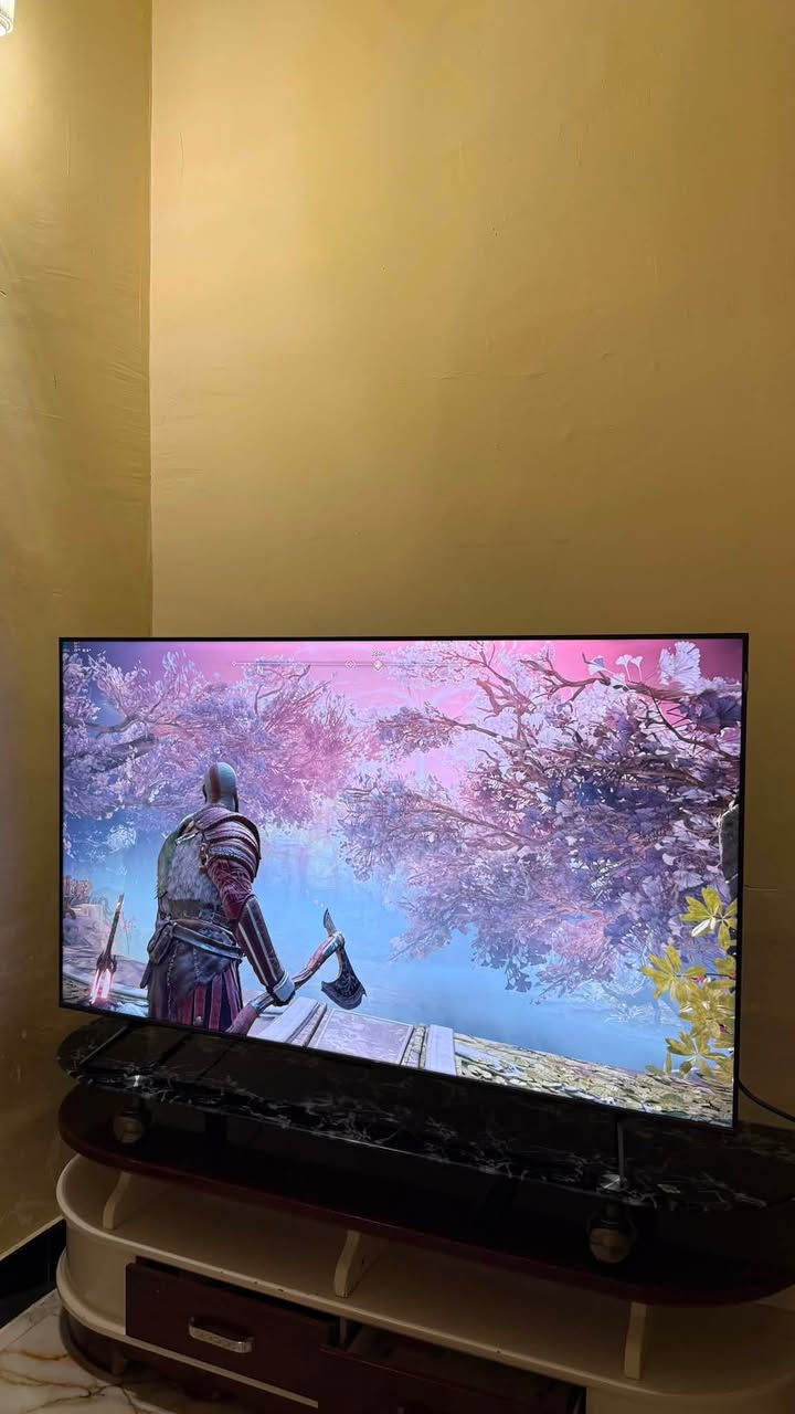 شاشة  TCL تي سي ال 65 انش QLED بدقة 4K و144 هيرتز فئة P8K ممتازة للألعاب
شاشة TCL سمارت 65 بوصة QLED (موديل P8K - إصدار 2025)
السلام عليكم، شاشة TCL حجم 65 إنج للبيع، الشاشة نظيفة جداً بحكم الجديدة، استخدام شهرين فقط وبدون أي عيب أو خدش. الشاشة بكامل أغراضها وملحقاتها الأصلية وياها كارتونها.
المواصفات العامة:
 * الشاشة والدقة: 65 إنج بدقة 4K وتقنية QLED لألوان واقعية
 * النظام: Google TV
 * الصوت والصورة: تدعم تقنيات Dolby Vision و HDR10+ مع صوت سينمائي Dolby Atmos.
مميزات خاصة وقوية للجيمنج (الألعاب):
 * التردد: 144 هيرتز حقيقي (144Hz VRR) مع سلاسة تامة بدون أي تقطيع لألعاب البيسي.
 * الكونسول الحديث: تشغل أجهزة PS5 و Xbox Series X بدقة 4K على 120 فريم بكل استقرار.
 * المنافذ: تحتوي منافذ HDMI 2.1 فائقة السرعة.
 * وضع الألعاب (Game Mode): استجابة فائقة السرعة وتقليل زمن التأخير (Low Input Lag) مع شريط Game Bar للتحكم بالإعدادات أثناء اللعب.
 * تقنية AMD FreeSync: لمنع تكسر وتداخل الإطارات أثناء الحركة السريعة.
الحالة:
 * الاستخدام شهرين فقط فتح كارتون (شبه جديدة).
 * كارتونها الأصلي موجود وياها كامل الملحقات (الريموت والستاند والوايرات).

السعر : 850 الف 

للتواصل واتساب او اتصال : ***********
