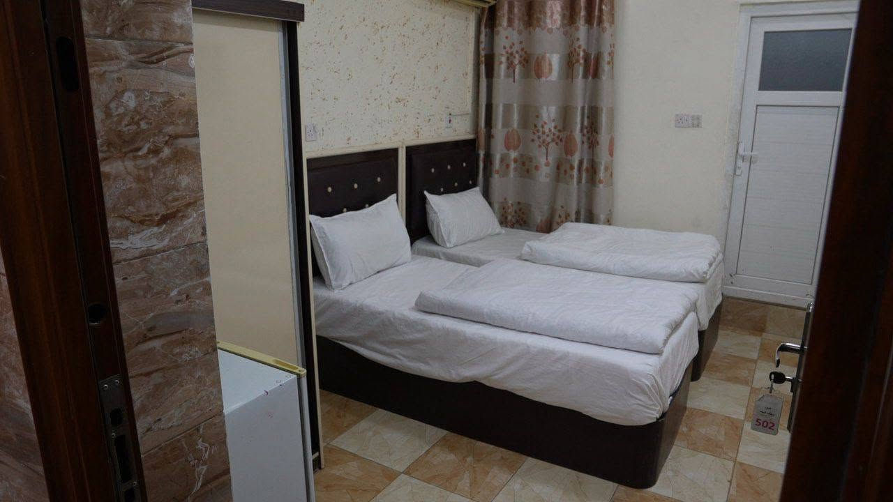 فندق ضفاف النجف ⭐⭐⭐⭐
أهلاً وسهلاً بكم في فندق ضفوف النجف، حيث الراحة والضيافة الأصيلة في قلب مدينة النجف الأشرف.

📍 الموقع: سايدين شارع المدينة، بالقرب من شارع الرسول.

نوفر لكم:

- غرف بسريرين، ثلاث أسرة، أربع أسرة، وحتى غرف عائلية مميزة بـ 5 أسرة.
- خدمة استقبال على مدار 24 ساعة.
- نظافة يومية وخدمة غرف مستمرة.
- أجواء هادئة ومريحة تناسب العائلات والزائرين.
- أسعار مناسبة وخدمة راقية.

✨ إذا كنت تبحث عن الراحة، النظافة، والموقع المميز، فإن فندق ضفوف النجف هو خيارك الأمثل.

للحجز والاستفسار، تواصلوا معنا في أي وقت، ويسعدنا استقبالكم.***********
