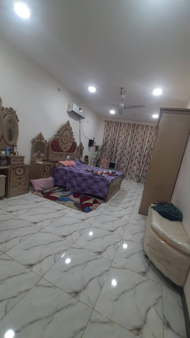 بيت للبيع ٣٨٠ م ثلاث طوابق حله بكرلي اولى شارع الصحه قرب صورة الامام علي عليه السلام 
شارع ٢٠ متر يتكون من حديقه كراج صحيات خارجيه واستقبال وهول ومطبخ وخمس غرف نوم السعر ٢١٥ وبي مجال اتصال عالرقم ***********
