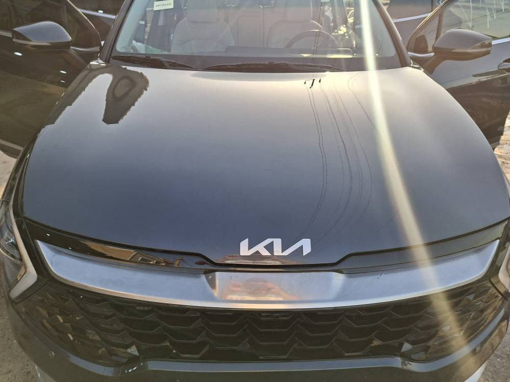 للبيع: كيا سبورتاج 2025 - فئة EX (نص فول)
​الموديل: 2025
​سعة المحرك: 2500 cc (2.5L)
​الممشى (العداد): 23,000 كم
​اللون: نفطي
​حالة البودي: بدون صبغ نهائياً
​حالة الحادث: كلين، حادث بسيط جداً (دعامية فقط)، بدون أضرار داخلية، والأيرباكات سليمة ومكفولة بالكامل.
​أبرز المواصفات والتجهيزات:
​السقف: قمارة حديد (بدون بانوراما)
​نظام الأمان والرادار: رادار أمامي + رادار جانبي (نقاط كوراء)
​نظام الفرامل والتوقف: سايد بريك بصمة (إلكتروني) مع خاصية التوقف التلقائي (Auto Hold)
​المقاعد والراحة: كشنات تدفئة
​مساعدات القيادة: نظام المساعدة على نزول المنحدرات (DBC)
​التكنولوجيا والترفيه: بصمة تشغيل ودخول ذكي، تشغيل عن بعد، شاشة لمس، كاميرا خلفية مع حساسات ركن
​التحكم والإضاءة: تحكم ستيرن كامل، مثبت سرعة، وضعيات قيادة متعددة، إضاءة LED
​السعر المطلوب: 210 ورقة ($21,000)
​المكان: بغداد - جكوك
​للتواصل والاستفسار: *********** بغداد, العراق
