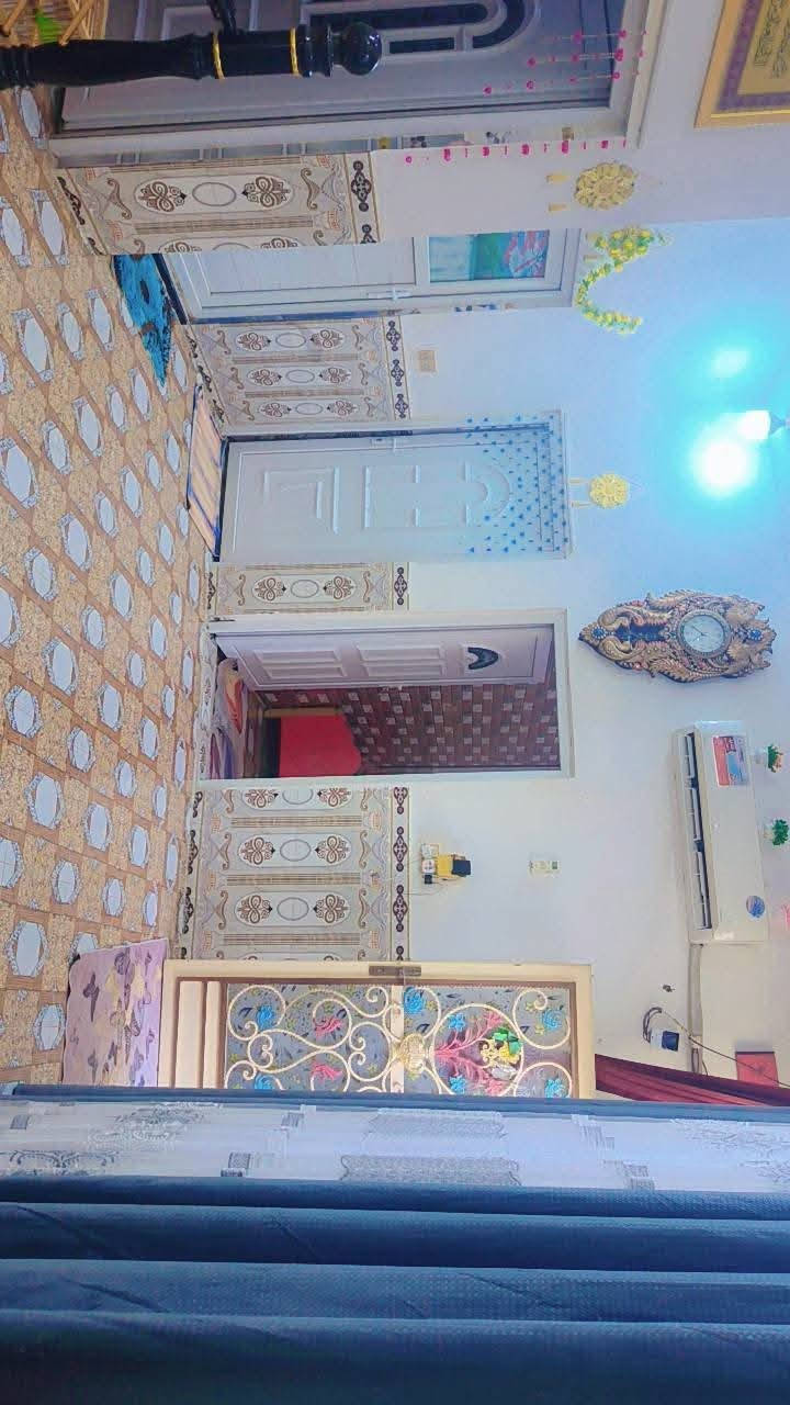 بيت البيع زراعي بدعه الرحمه شارع عشرين 
مساحه البيت 110مربع 
غرفه 5/4
صاله 6/3
مطبخ
ستقبال 6/4
صحيات خارجيه و داخليه
السعر55بيه مجال بسيط
رقم صاحب البيت ***********
‏‪***********‬‏
