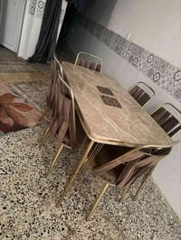 ميز طعام • للبيع