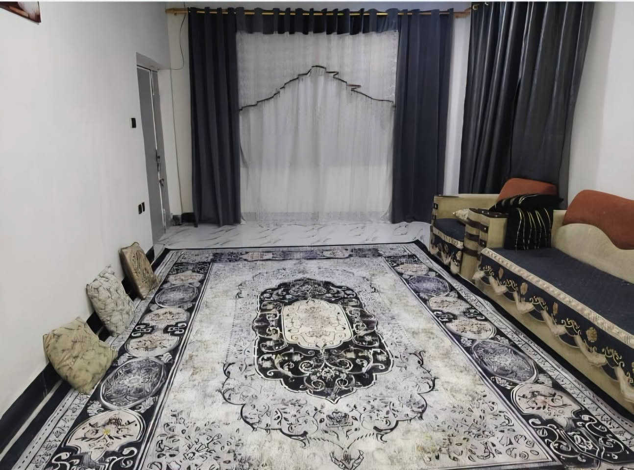 السلام عليكم
بيت طابو صرف للبيع ٣٠٠م ام العصافير صب كونكريت 
قرب الروضة العبير سنه البناء ٢٠٠٠ ترميم قبل أشهر 
 غرفتين وصالة ومطبخ وبراني وصحيات داخليه وخارجيه
السعر ١٠٥  قابل للتفاوض 
***********
