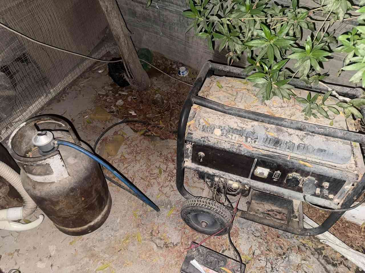 لسلام عليكم مولد نضيفه كلشش بيه منضومه غاز وبانزين تشتغل هم وبيه ريمونت تشتغل عن بعد وتطفيه عن بعد  سعره 350وبيه مجال. للاتصال ***********
