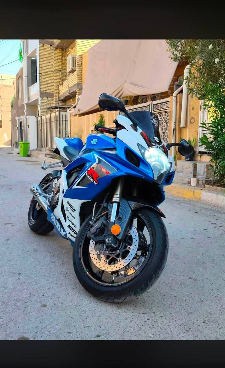 سلام عليكم جكسر 750 موديل 2007 مكمركه الدراجه عليه ادامه جديده ودهن جديد تاير جديد عبوه فيت بم جديد شغل واطلع سعره 38$ وبيه مجال بسيط مكان بغداد *********** متواجد واتساب وخط
