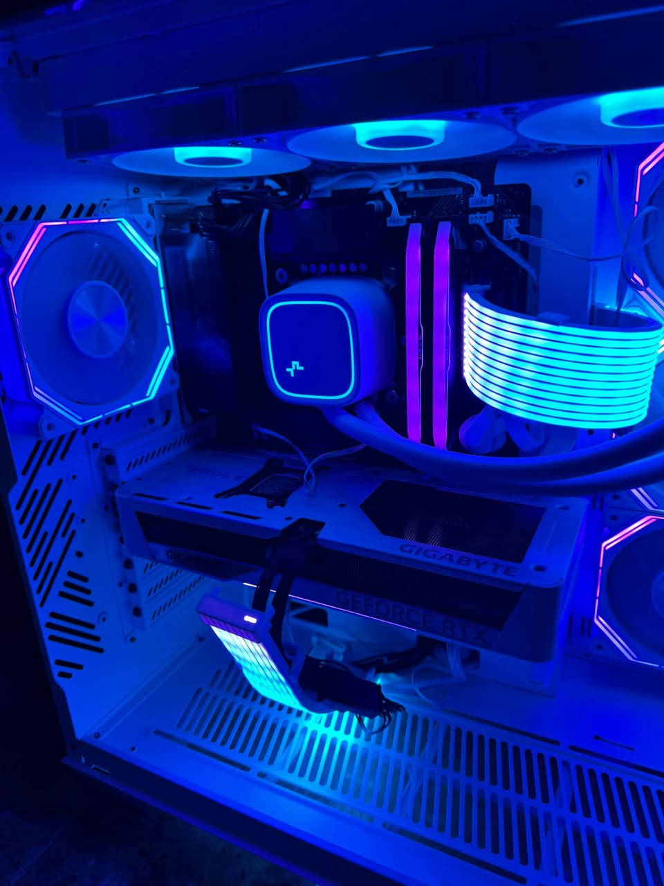 pc للبيع جديد كامل غراض + كراتين
2

CPU i7 12700k

Gpu 5070 كيكا بايت 

Mb/asrock 790 z

Ram 32/3600

Storg ١ m.2  

Power 850
الأسود 

I7/12700kf 
Ram ddr5 5400
M.2/512 
Hdd1t
Rtx5070 
850

مكاني محافظه بابل ومتوفر توصيل 

***********

نص مكتوب في الصور:
- المعالج Intel Core i7-12700KF كارت الشاشة MSI RTX 5070 12GB GDDR7 Shadow 3X OC التخزين الأول Predator GM7000 512GB SSD التخزين الثاني 1TB HDD الكيس COUGAR BLAZER ESSENCE المذربورد ASUS PRIME Z690-P DDR5 الرامات Corsair VENGEANCE RGB PRO DDR5 32GB (16x2) 5200MHz المبرد ASUS TUF Gaming LC II 240 ARGB الباور سبلاي COUGAR GEX850 850W GOLD 80+ Fully Modular تجميعة احترافية