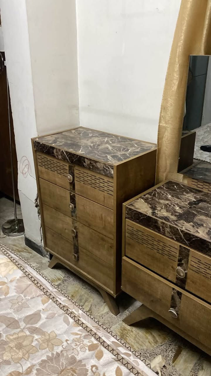 السلام عليكم 
غرفة نفرين جديد واستخدام قليل
غرفة نفر ونص جديدة
كاونتر كامل
براد ماء
ديكور شاشه
الي يعجبه شي يتواصل وياي ع الخاص او ع الرقم التالي 
***********
